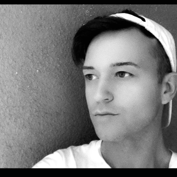 Meet your Posher, Kye - Picture 4 of 8